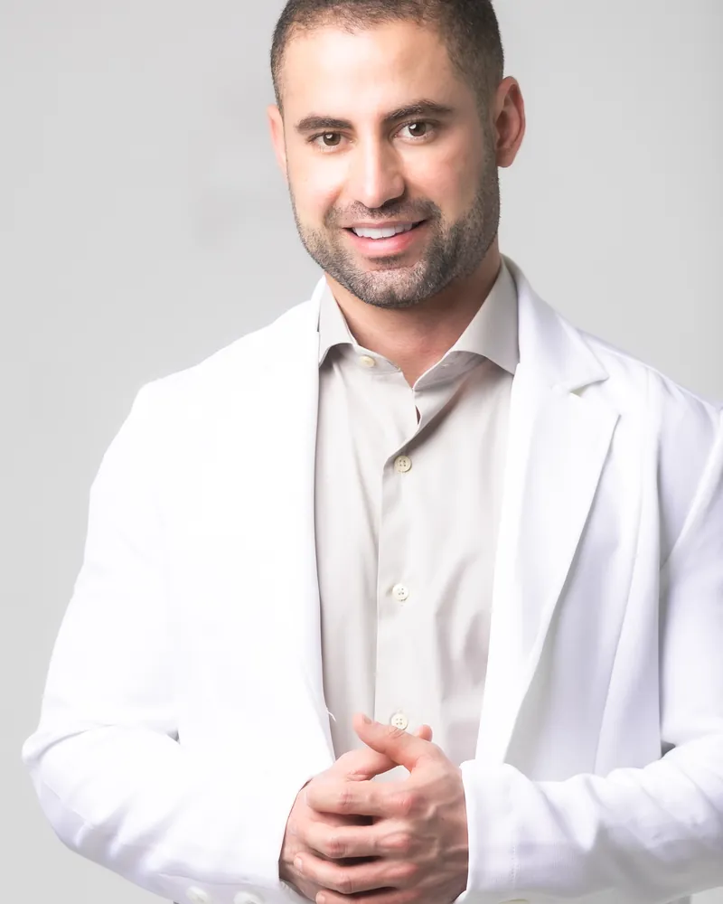 Dr. Braulio Pinheiro, médico do esporte, de jaleco branco